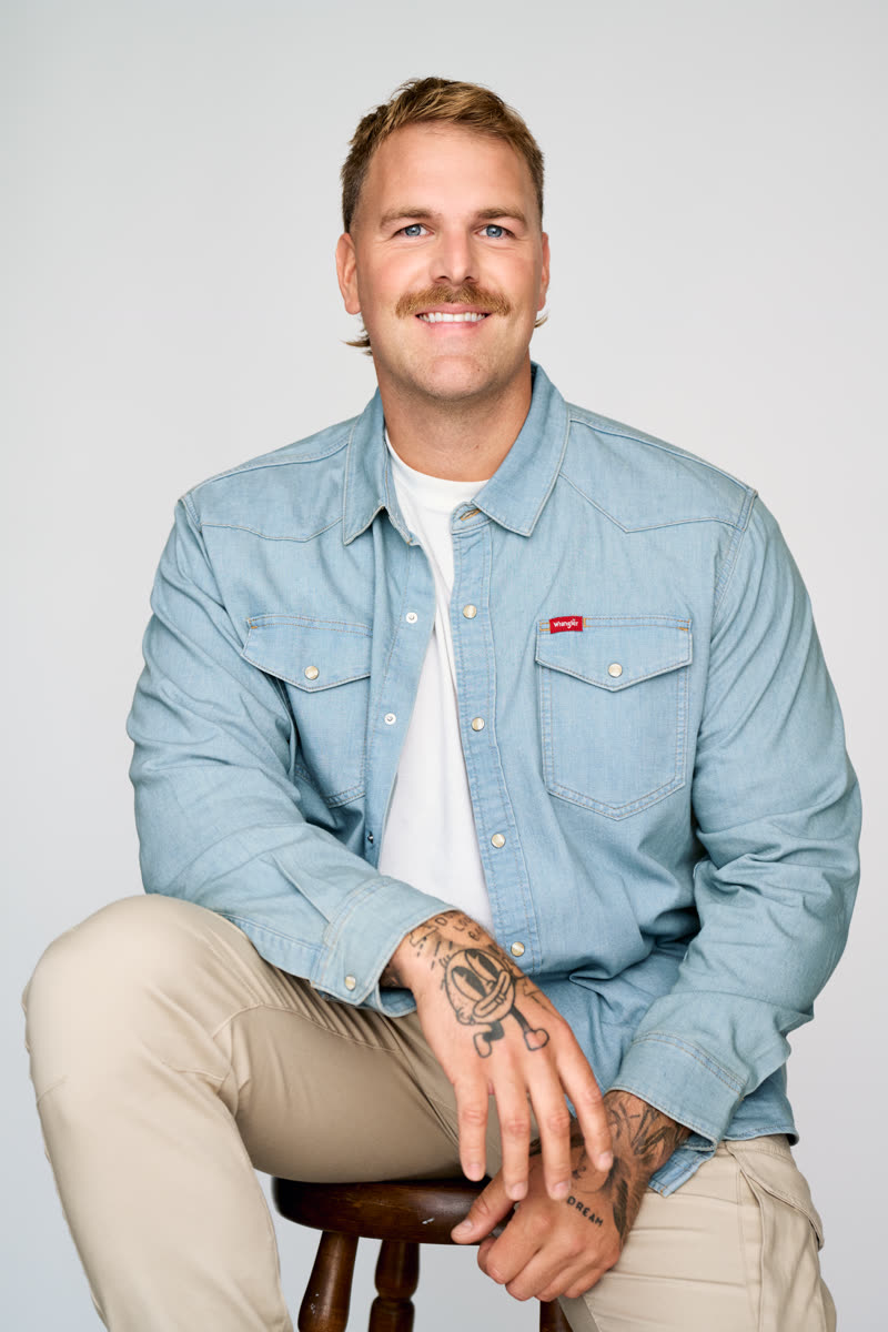 Portrait de studio, chemise en jean, assis