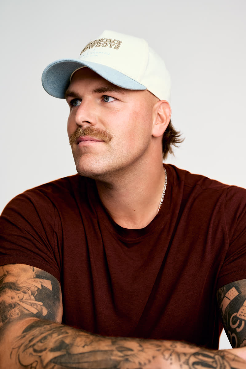 Portrait de studio en gros plan, casquette blanche